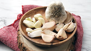 Garlic peeling technique, Efficient method, Step-by-step guide, Simple kitchen hack wallpaper