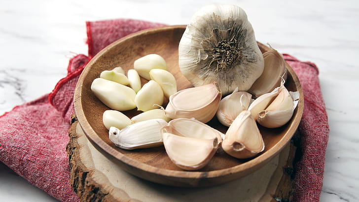 Garlic peeling technique, Efficient method, Step-by-step guide, Simple kitchen hack wallpaper