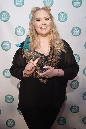 NikkieTutorials, Worth, Debt, Money phone wallpaper