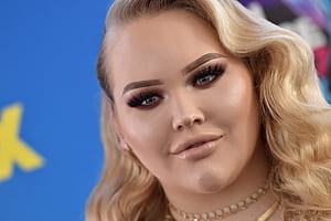 NikkieTutorials, Shutting down, Misgender, Funny wallpaper