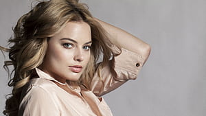 Margot Robbie Hands In Hairs , margot-robbie, celebrities, girls wallpaper