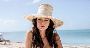 Emily Ratajkowski On Beach, emily-ratajkowski, celebrities, girls wallpaper