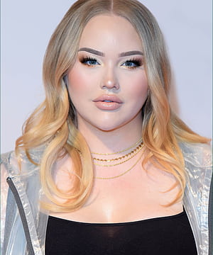 NikkieTutorials, Blackmailer identity, Video phone wallpaper