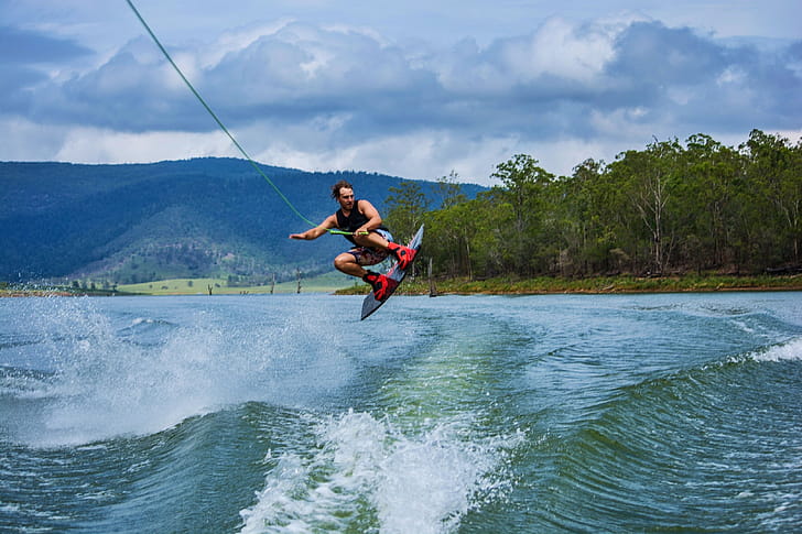 Jumping the wake, Wakeboarding wallpaper