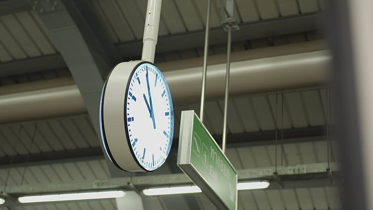 Public train station, Clock wallpaper