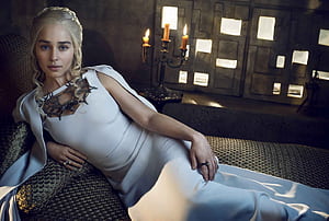 Daenerys Targaryen In Game Of Thrones Tv Series, daenerys-targaryen, emilia-clarke, game-of-thrones, tv-shows wallpaper