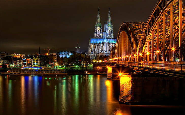 Night view, Cologne Cathedral wallpaper