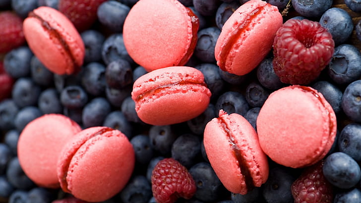 Blueberries and raspberry, Macarons wallpaper