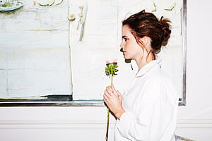 Emma Watson Holding Flower, emma-watson, celebrities, girls wallpaper
